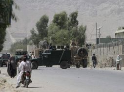 Oficiales de seguridad afganos vigilan una comisaria después de un atentado suicida en Kandahar. EFE  /