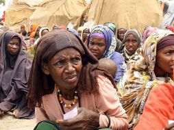 Familias de desplazados internos desde el sur de Somalia esperan ayuda alimentaria en un campamento. AFP  /