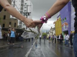 En la víspera, empleados del Casino Royale se dieron cita afuera del local devastado para orar por las víctimas. REUTERS  /