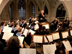 Los niños cantores aparecieron en el escenario, impecablemente vestidos. ESPECIAL  /