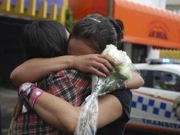 Empleados del Casino Royale lloran después de orar por las víctimas. REUTERS  /