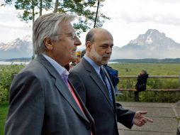 Trichet y Bernanke conversan durante un receso en Jackson Hole. AP  /