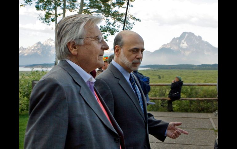 Trichet y Bernanke conversan durante un receso en Jackson Hole. AP  /