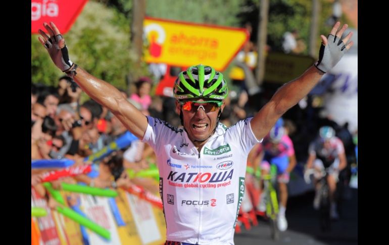 El ciclista  Joaquim 'Purito' Rodríguez, conquista el tramo entre Talavera de la Reina y San Lorenzo del Escorial. AFP  /