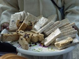Destacan alimentos como pan bolillo, galletas y botanas con bajos en contenidos de carbohidratos y grasa. ESPECIAL  /