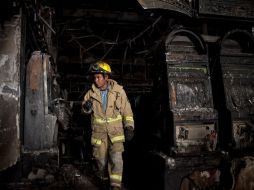 Un mirmbro del grupo de rescate trata de buscar más cuerpos entre los escombros. ARCHIVO  /