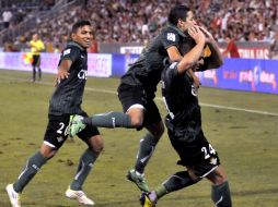 El delantero del Real Betis, Rubén Castro (d), celebra su gol, el primero de su equipo, frente al Granada  junto a sus compañeros.EFE  /
