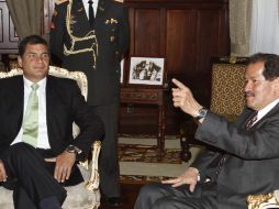Correa junto con el Vicepresidente colombiano Angelino Garzón. AP  /