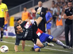 El defensa del Real Betis, José Antonio Dorado (I), lucha por la pelota con el delantero del Granada CF, Jaime Romero (D). EFE  /