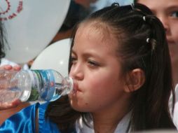 Se recomienda beber abundantes líquidos para evitar la deshidratación. ARCHIVO  /