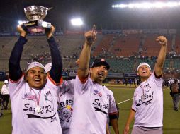 Parte del equipo técnico y jugadores de Tigres celebrando su campeonato, durante el juego 4 de la final de la LMB. MEXSPORT  /