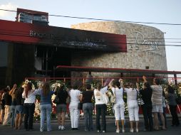 Familiares de las víctimas del ataque se reúnen frente al Casino Royale. REUTERS  /
