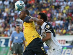 Leobardo López del Pachuca y Christian Benitez del América. EFE  /