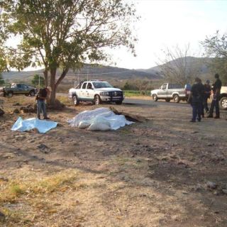 Encuentran dos cuerpos en fosa clandestina en Edomex