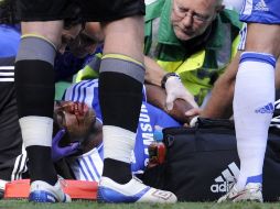 Didier Drogba recibe atención luego del duro golpe que ricibió en el partido. REUTERS  /