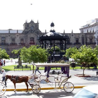 Regulan posesión de plazas tapatías