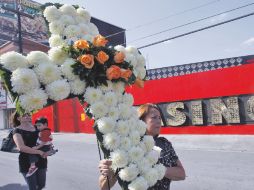 Los familiares de las 52 víctimas comenzaron a enterrar a sus seres queridos en un ambiente de dolor. EL UNIVERSAL  /
