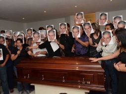 Representantes del gremio periodístico de Culiacán se colocaron caretas durante el sepelio de Humberto Millán. EL UNIVERSAL  /