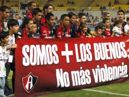 Los jugadores del equipo de Atlas alientan a la audiencia a la no violencia en el Jalisco. EFE  /