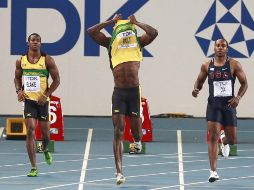 Usain Bolt se quita la playera al darse cuenta de su salida falsa. EFE  /
