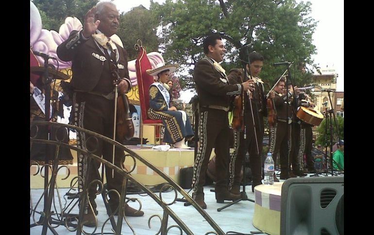 Mariachis avanzaron por la Avenida 16 de Septiembre al ritmo de 'El Rey' y hasta 'Noa Noa'. V. MELÉNDEZ  /