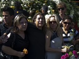 Familiares de las víctimas del incendio en el Casino, asisten al entirro de una de las personas fallecidas. AFP  /