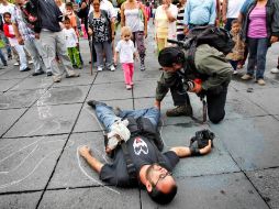 Integrantes de la movilización dibujaron siluetas sobre el piso de la plaza, en alusión a los muertos a manos del crimen. S. NÚÑEZ  /