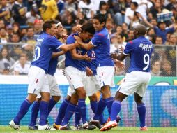 Los jugadores del Cruz Azul, celebran gol ante Pumas en partido perteneciente a la jornada siete del Torneo Apertura. MEXSPORT  /
