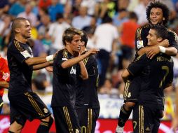 Cristiano Ronaldo (d), celebra su gol, el sexto de su equipo, con el defensa brasileño Marcelo Vieira (d, arriba). EFE  /