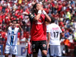 El delantero de Tijuana, Dayro Moreno (C)se lamenta el empate con 'Gallos' en esta séptima entrega del Apertura 2011. MEXSPORT  /
