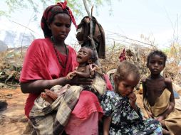 Miles de somalís mueren de hambre; en los campamentos de emergencia se les ayuda, aunque no es suficiente. AP  /