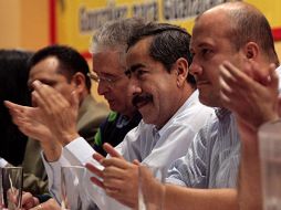 Enrique Alfaro (d.) acudió a la reunión de hoy. A. HINOJOSA  /