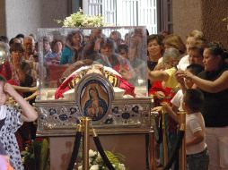 Ante la urna que contiene las reliquias han desfilado hasta 70 feligreses por minuto. NTX  /