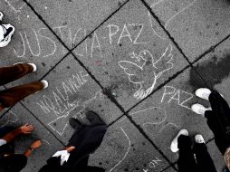 Personas se manifestaron en Guadalajara para repudiar el ataque en Monterrey que dejó 52 muertos. S. NÚÑEZ  /
