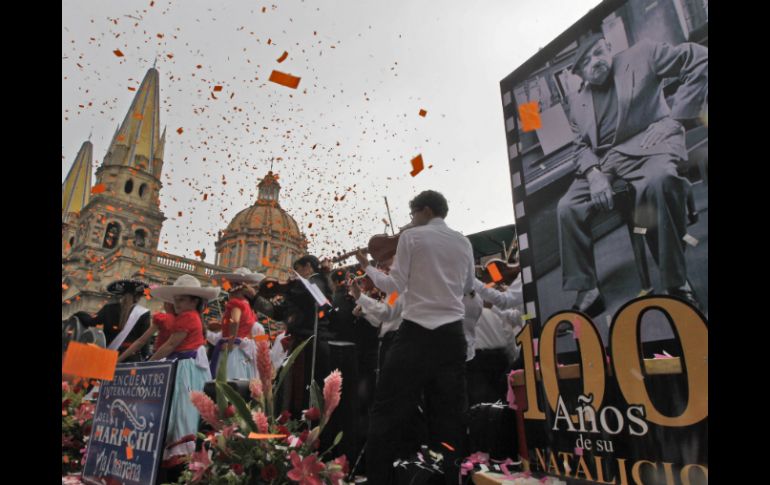 El carro alegórico que inició el desfile portaba imágenes de los artistas homenajeados de la reciente edición. S. NÚÑEZ  /