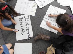 Con cartulinas que expresan el sentir general, ciudadanos protestan contra la violencia en la Plaza de Armas. S. NÚÑEZ  /