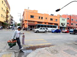 De cara a los Panamericanos, el Ayuntamiento, Patronato del Centro, empresarios y vecinos remodelan la Avenida Alcalde. M. FREYRÍA  /