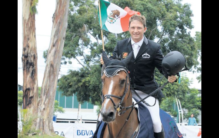 El jinete Alberto Michán, a lomos de ''Rosalía La Silla'' dominó el selectivo de salto. A. CAMACHO  /