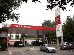Usuarios cargan gasolina hoy en una estación de Sinopec, el más grande refinador chino. AP  /