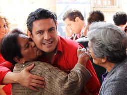Aristóteles Sandoval saluda a una señora en el evento multitudinario en la explanada del Instituto Cultural Cabañas. E. BARRERA  /