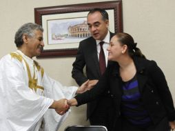Los legisladores Salvador Caro Cabrera, y  Mariana Fernández Ramírez, con Ahmed Mulay Ali (izq.). A. HINOJOSA  /
