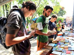 La Feria de Libros Usados se ubica hasta el jueves en el jardín de Filosofía del CUCSH. M. FREYRIA  /