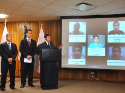 El gobernador de Nuevo León, Rodrigo Medina (d) anunció hoy la captura de sospechosos en el caso del casino atacado. EFE  /