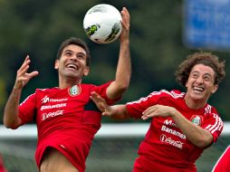 Guardado volverá a divertirse en los entrenamientos con sus compañeros mexicanos de la selección, como 'Rafa' Márquez (I). MEXSPORT  /
