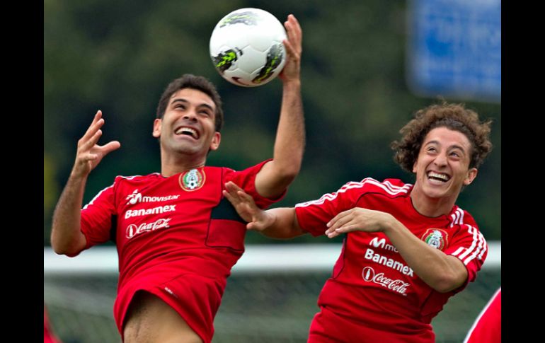 Guardado volverá a divertirse en los entrenamientos con sus compañeros mexicanos de la selección, como 'Rafa' Márquez (I). MEXSPORT  /