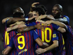 Los jugadores del campeón Barcelona felicitan a Messi por el triunfo. AFP  /