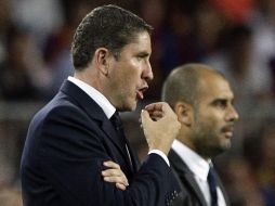 Garrido (I), técnico del goleado Villarreal durante el partido, al fondo Josep Guardiola contemplando a su escuadra. REUTERS  /