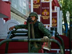 Un soldado vigila afuera de un casino en Monterrey. AFP  /