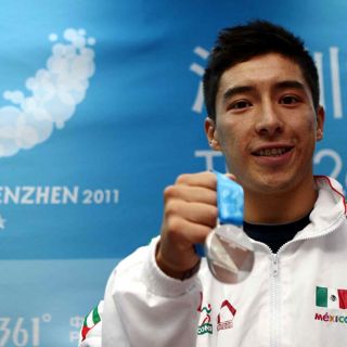 Llega el multimedallista de clavados Julián Sánchez