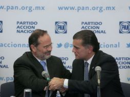 Alonso Lujambio (d), titular de la SEP, estuvo acompañado de Gustavo Madero, dirigente nacional del PAN, en el anuncio. ESPECIAL  /